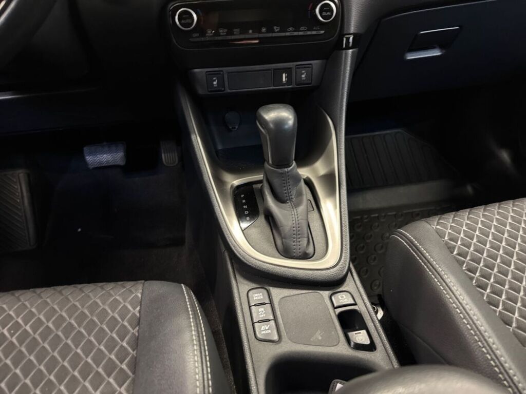 Mazda 2 2022 Musta