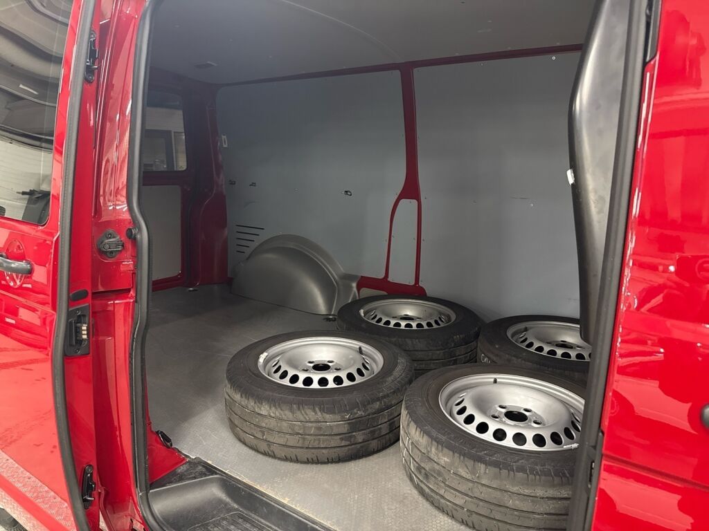 Volkswagen Transporter 2019 Punainen