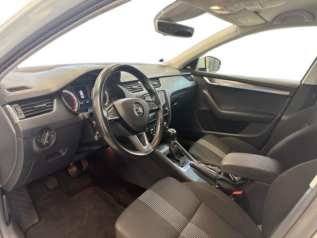 Skoda Octavia 2019 Valkoinen