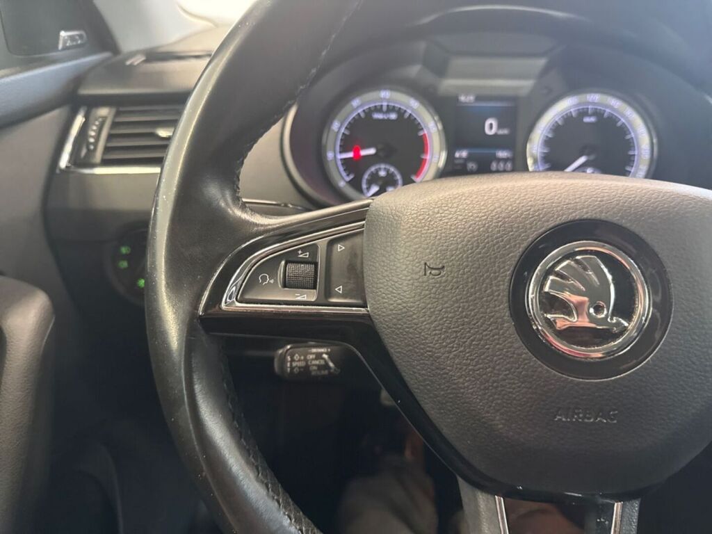 Skoda Octavia 2019 Valkoinen