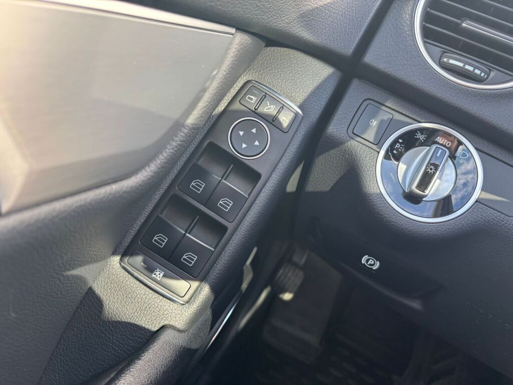 Mercedes-Benz C 2012 Musta