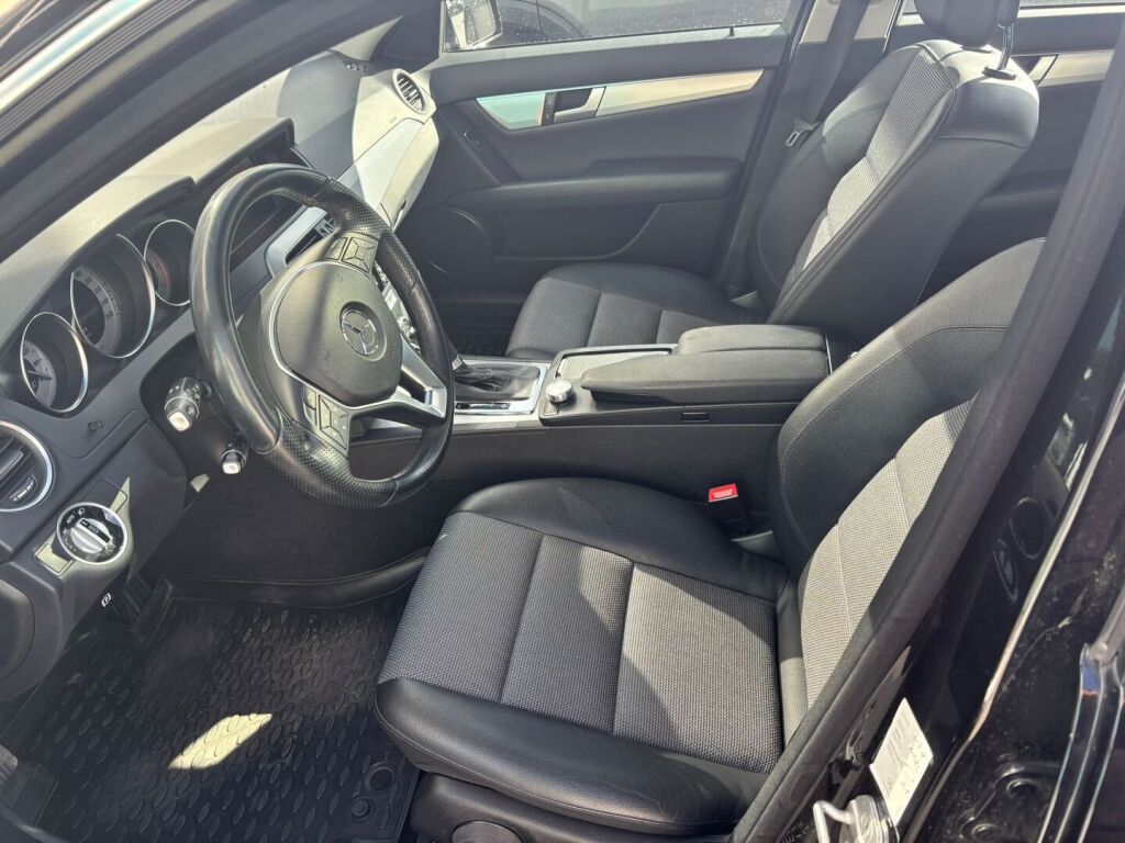 Mercedes-Benz C 2012 Musta