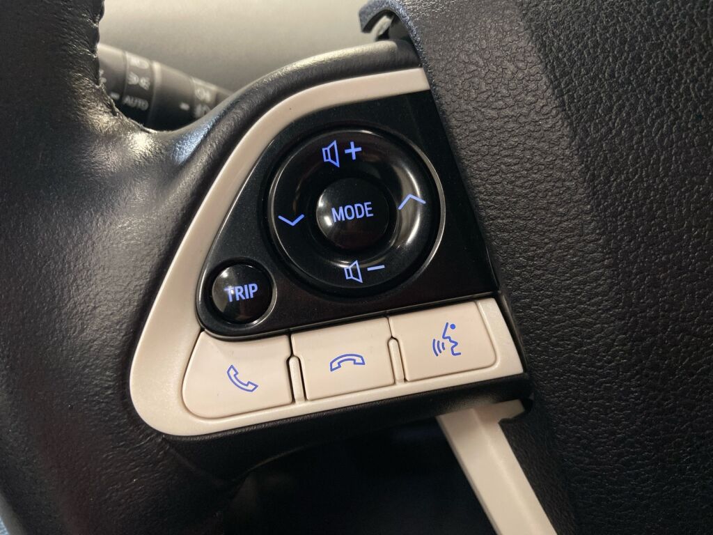 Toyota Prius Plug-in 2019 Valkoinen