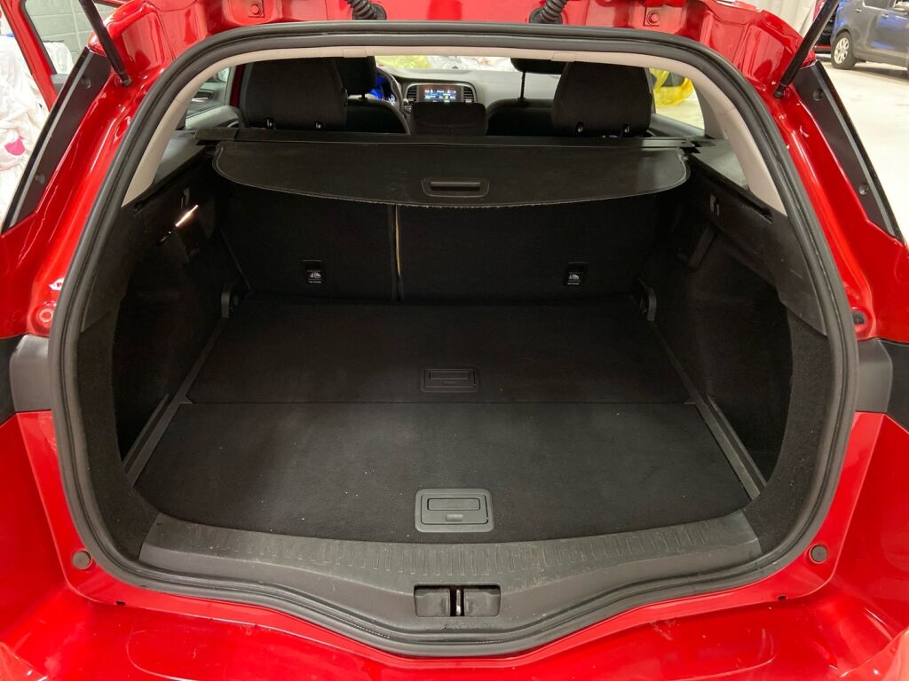 Renault Megane 2019 Punainen