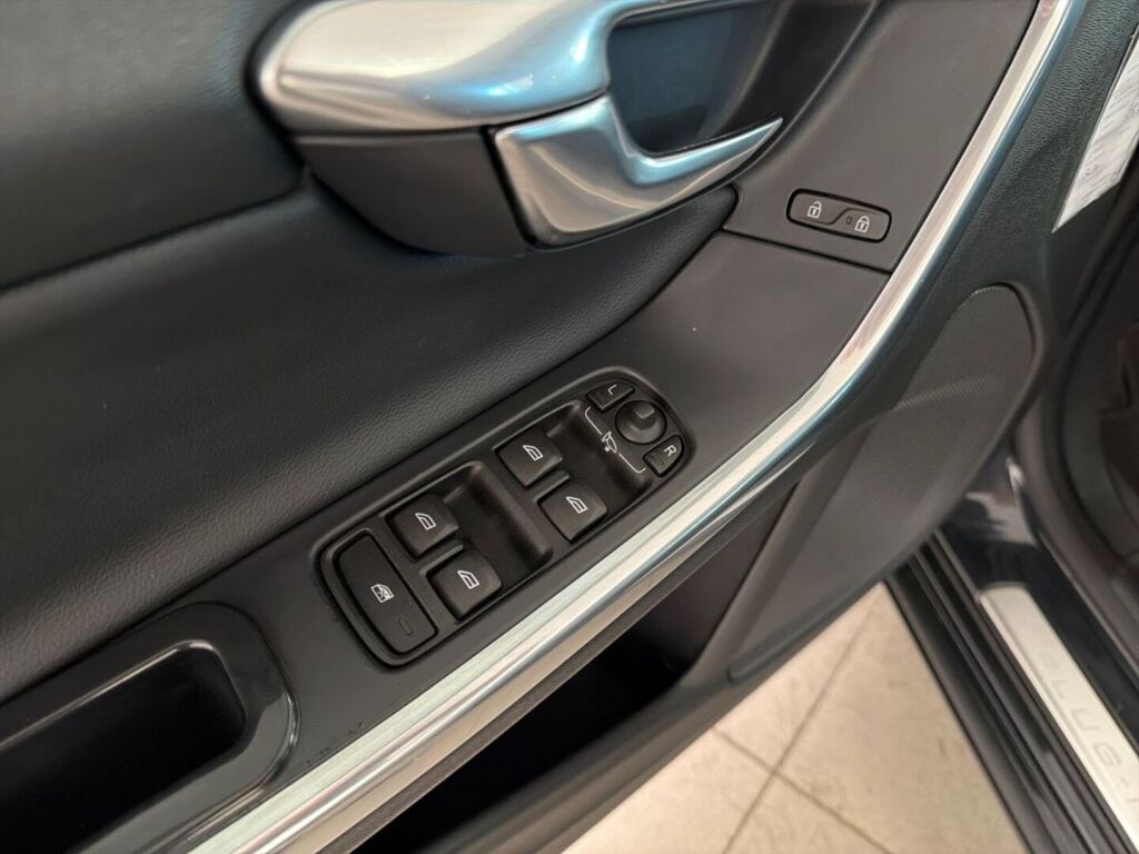 Volvo V60 2014 Musta