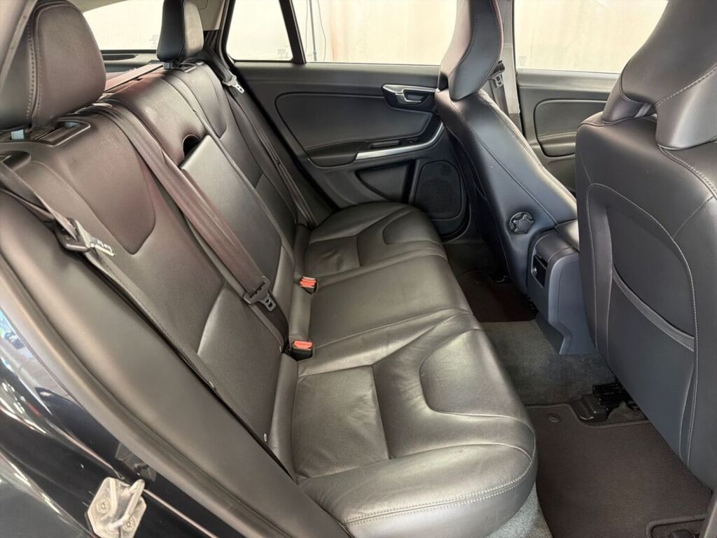 Volvo V60 2014 Musta