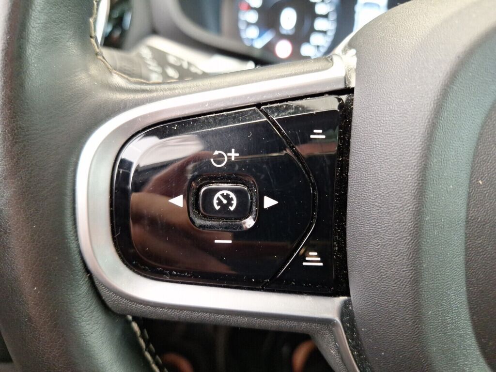 Volvo V60 2019 Punainen