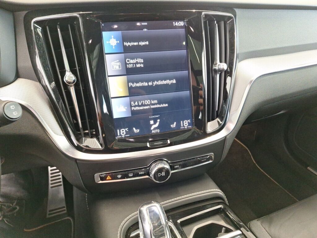 Volvo V60 2019 Punainen