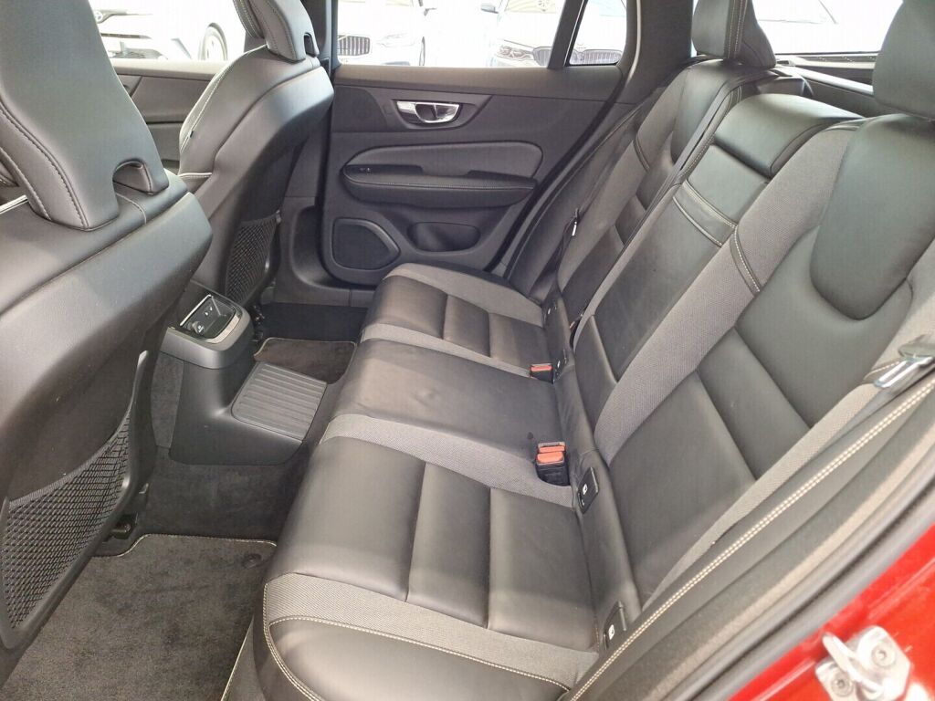 Volvo V60 2019 Punainen