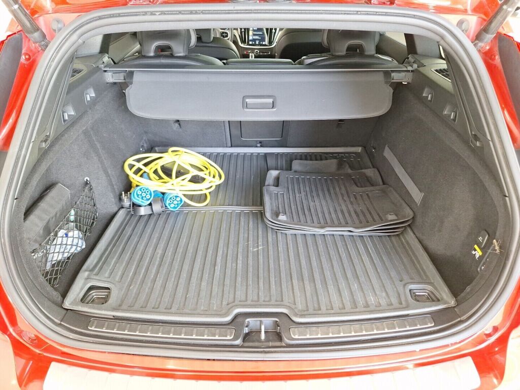 Volvo V60 2019 Punainen