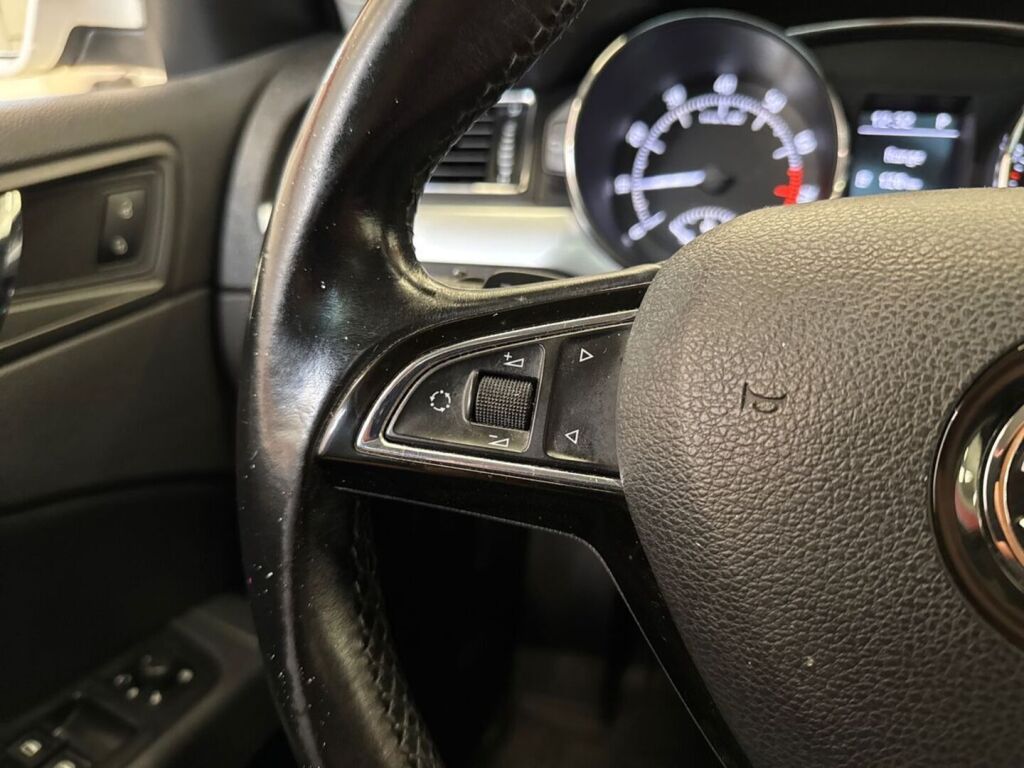 Skoda Superb 2013 Valkoinen