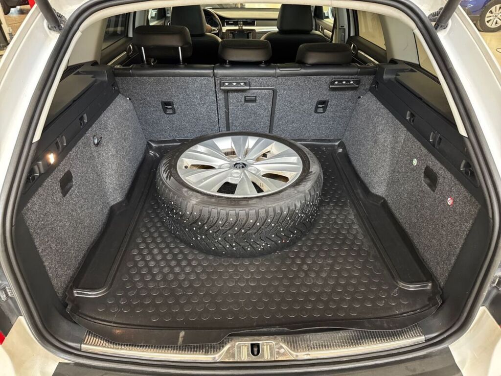 Skoda Superb 2013 Valkoinen