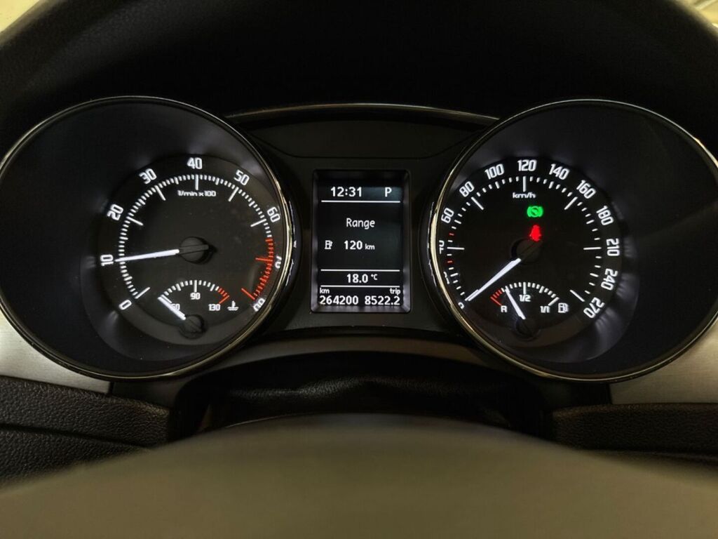Skoda Superb 2013 Valkoinen