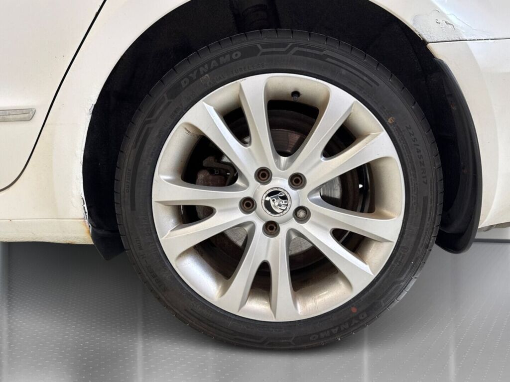 Skoda Superb 2013 Valkoinen