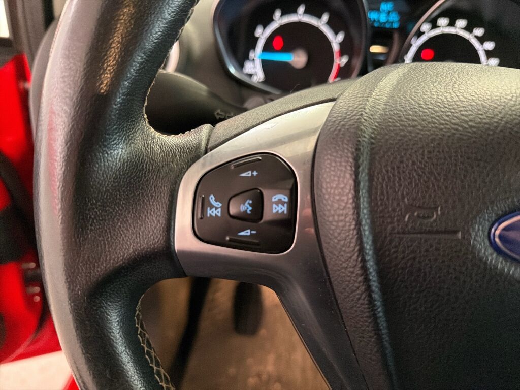 Ford Fiesta 2016 Punainen