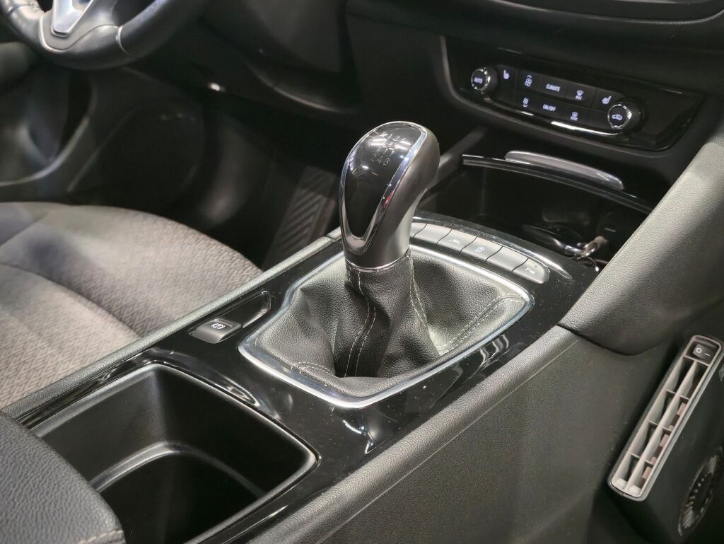 Opel Insignia 2019 Punainen