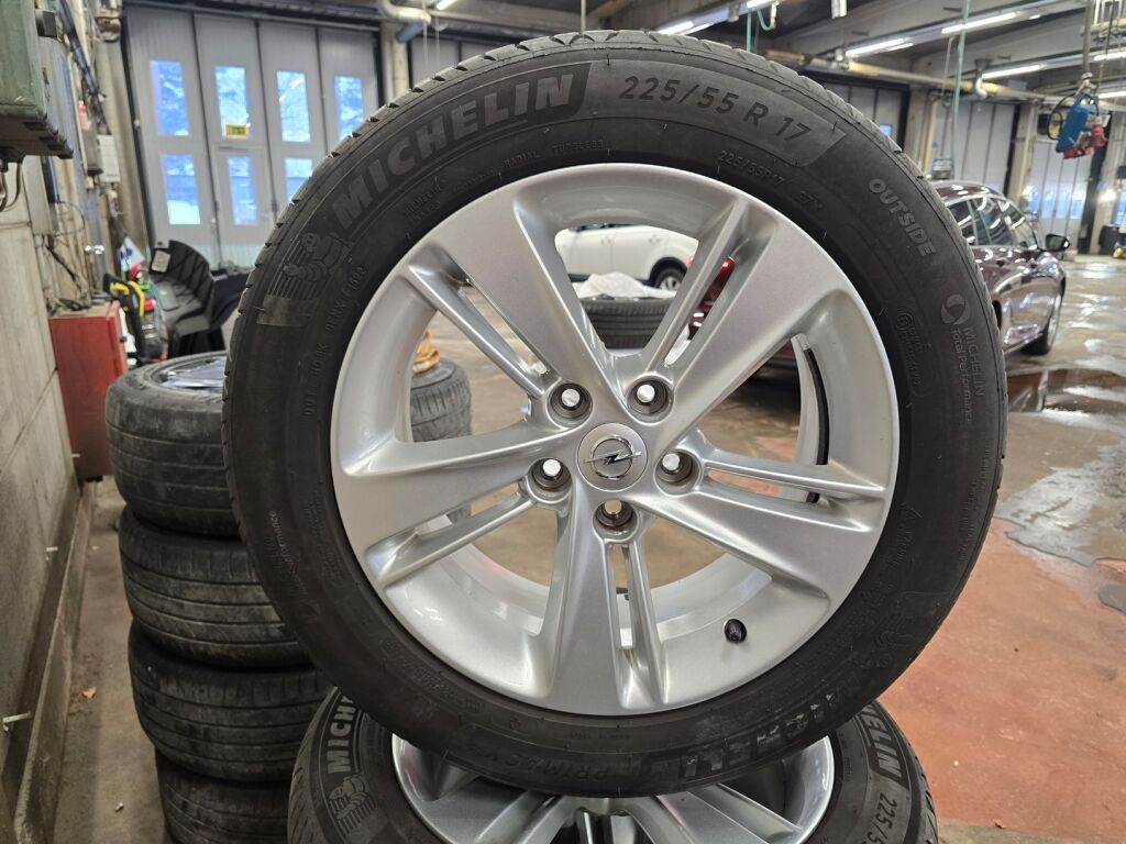 Opel Insignia 2019 Punainen