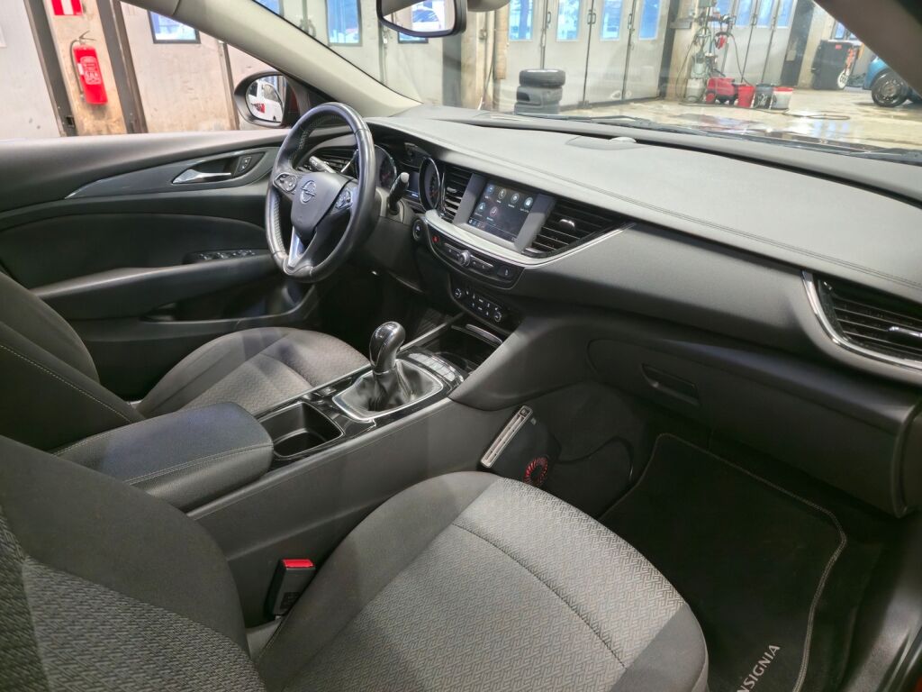 Opel Insignia 2019 Punainen