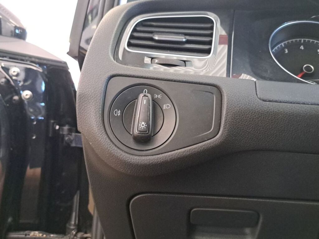 Volkswagen Golf 2019 Musta