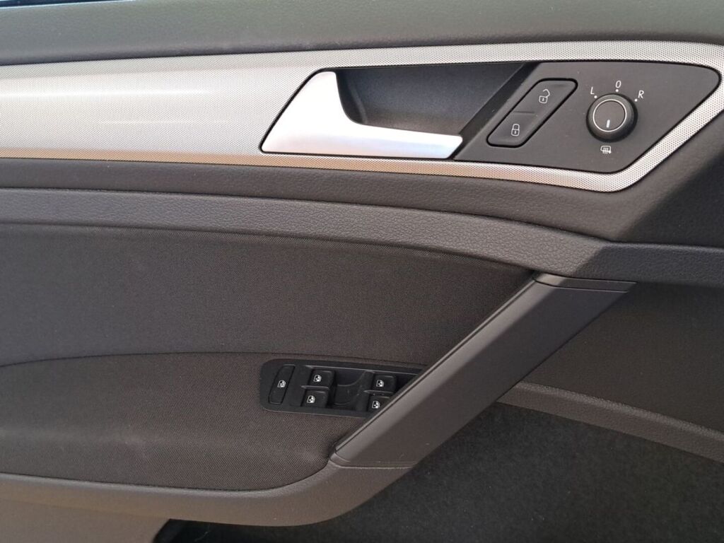 Volkswagen Golf 2019 Musta