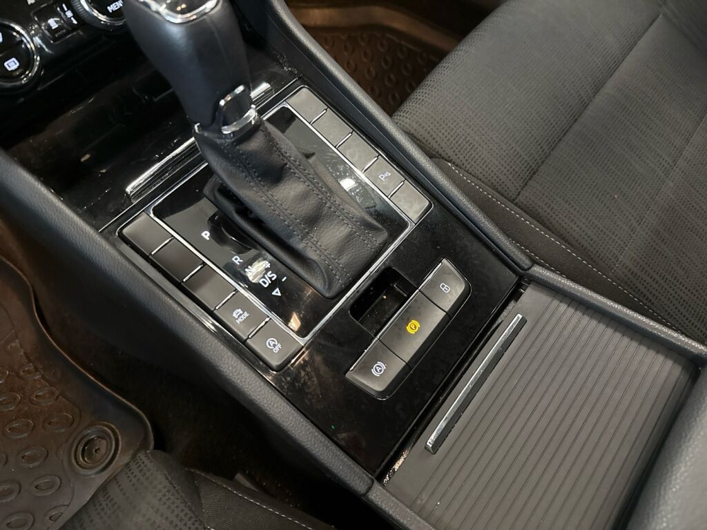 Skoda Superb 2019 Valkoinen