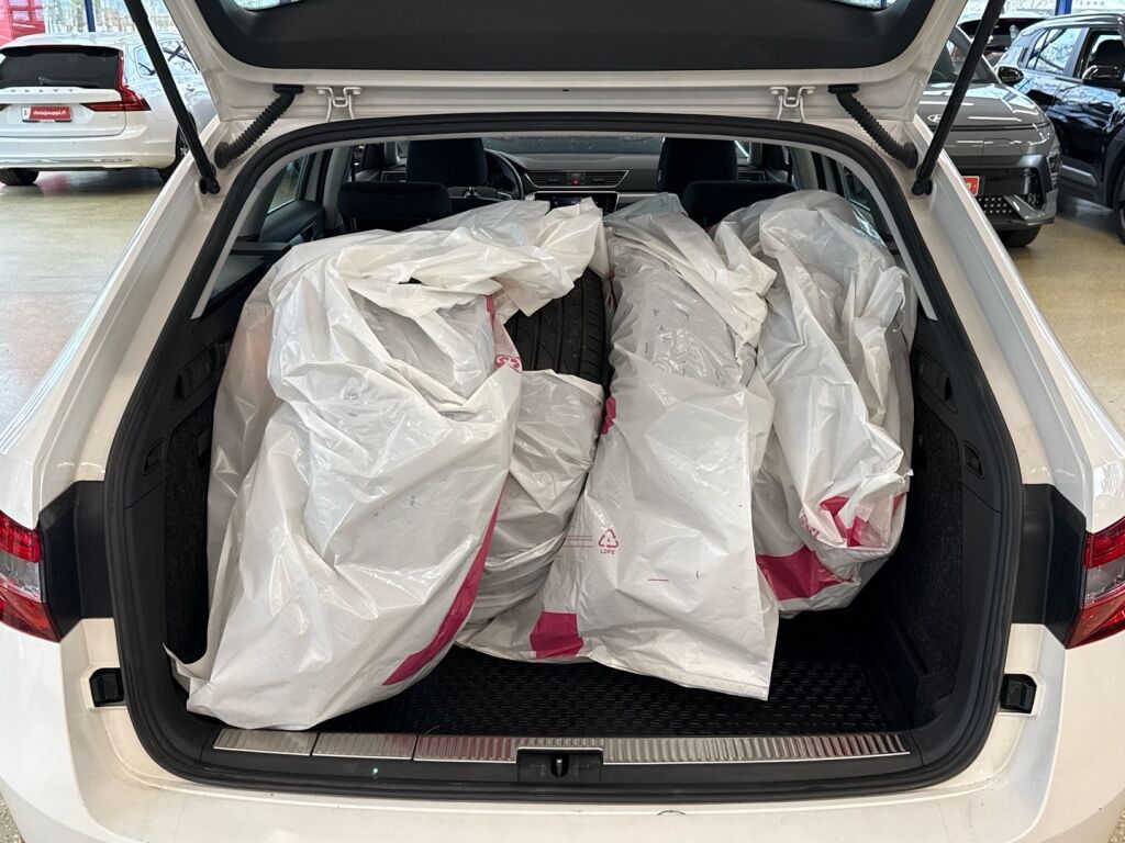 Skoda Superb 2019 Valkoinen