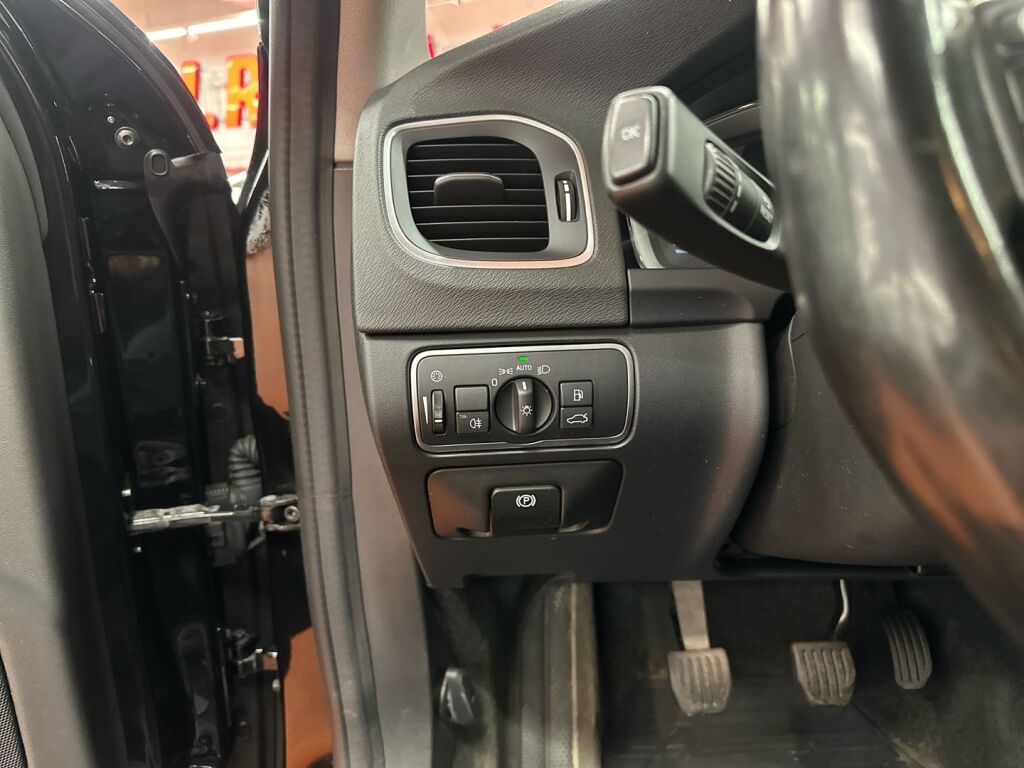 Volvo V60 2016 Musta