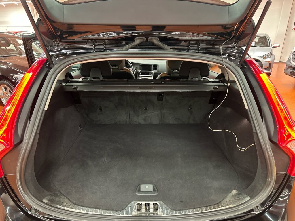 Volvo V60 2016 Musta