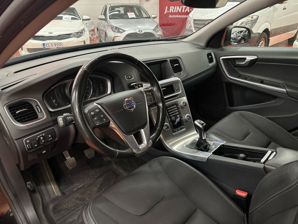 Volvo V60 2016 Musta