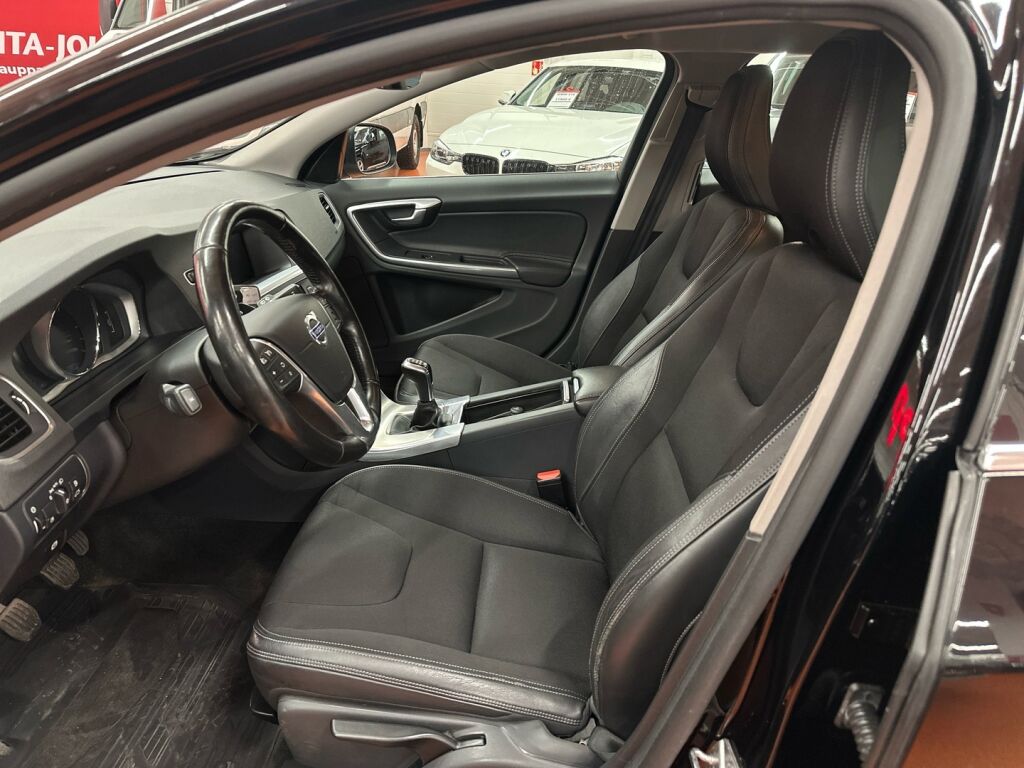Volvo V60 2016 Musta
