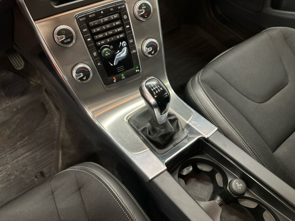 Volvo V60 2016 Musta