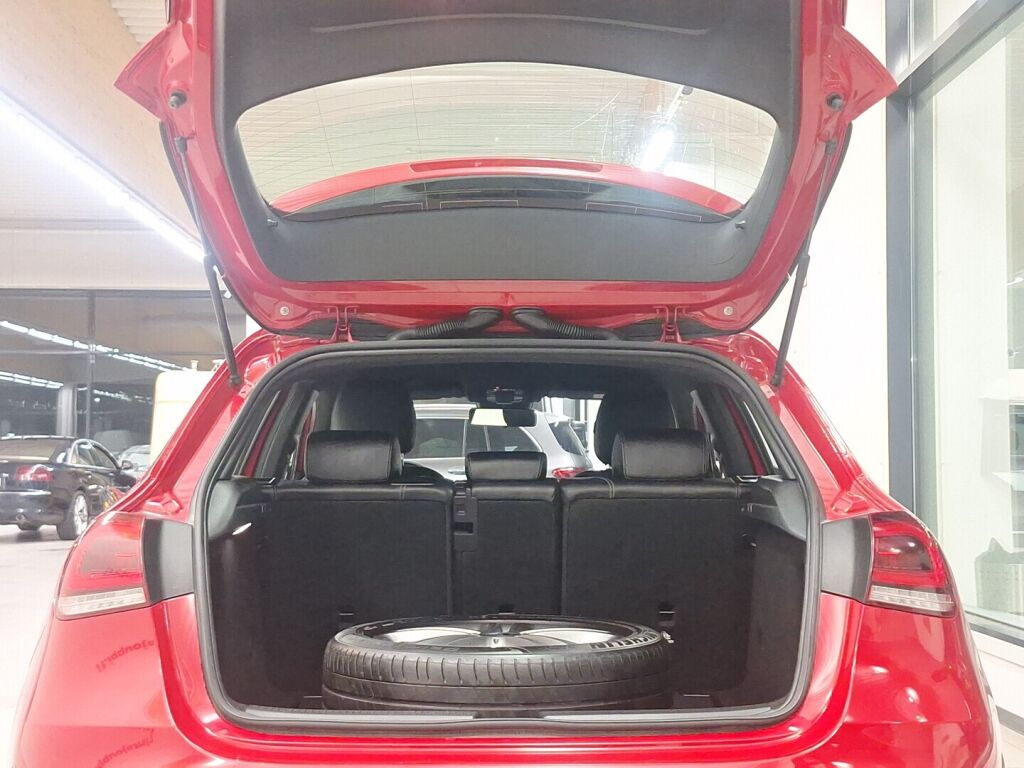 Mercedes-Benz A 2019 Punainen