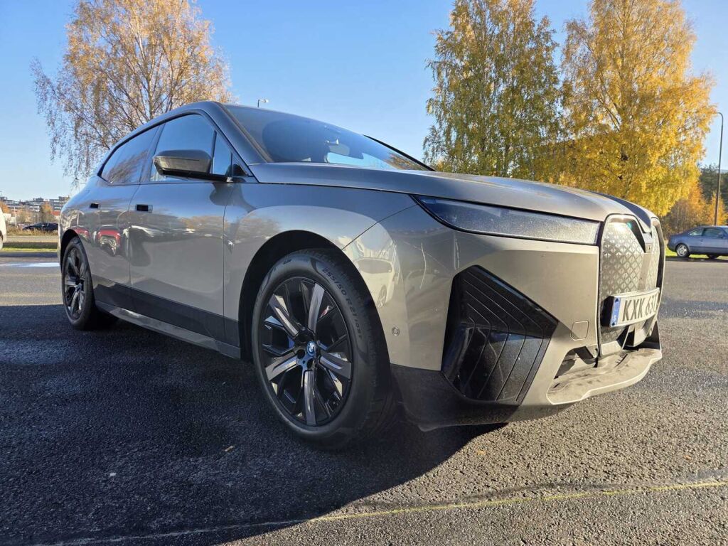 BMW iX 2023 Harmaa (Oxide Grey II Metallic)