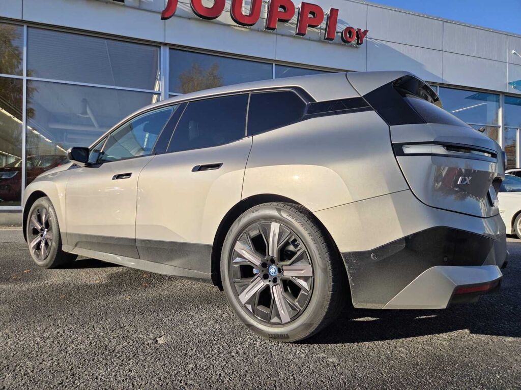 BMW iX 2023 Harmaa (Oxide Grey II Metallic)