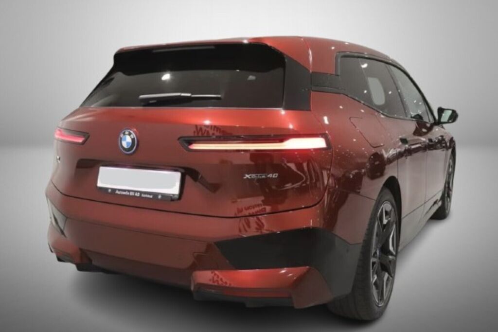 BMW iX 2023 Punainen