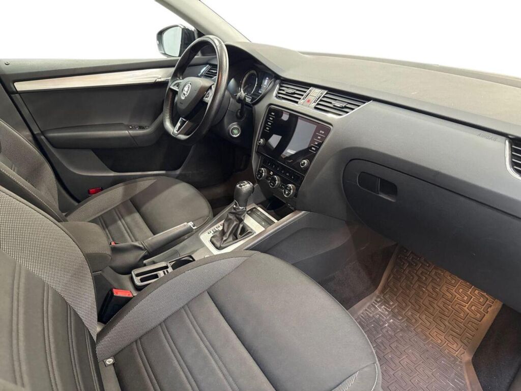Skoda Octavia 2019 Musta