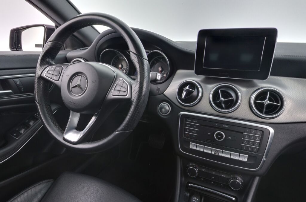 Mercedes-Benz CLA 2017 Musta