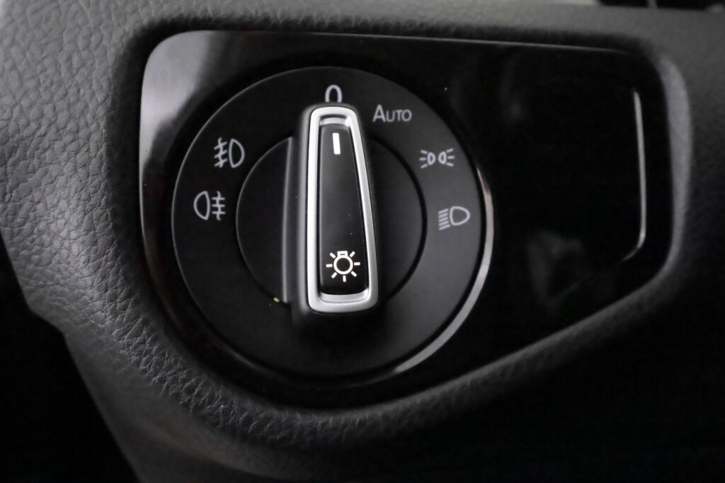 Volkswagen Golf 2019 Musta