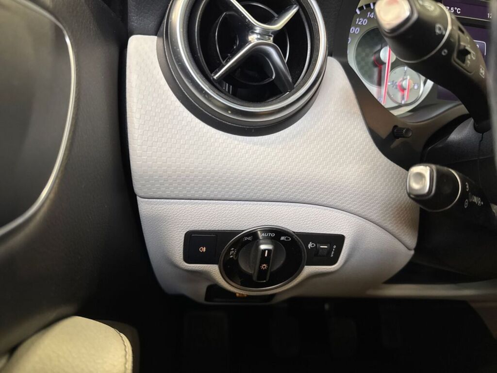Mercedes-Benz A 2015 Valkoinen