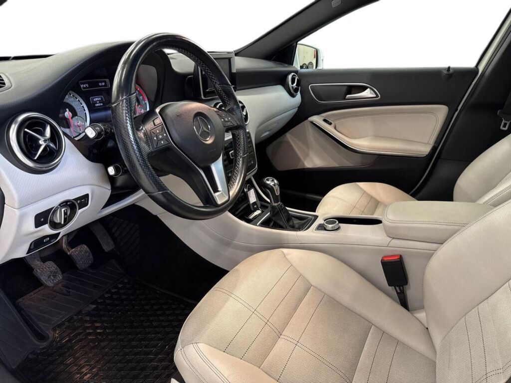 Mercedes-Benz A 2015 Valkoinen