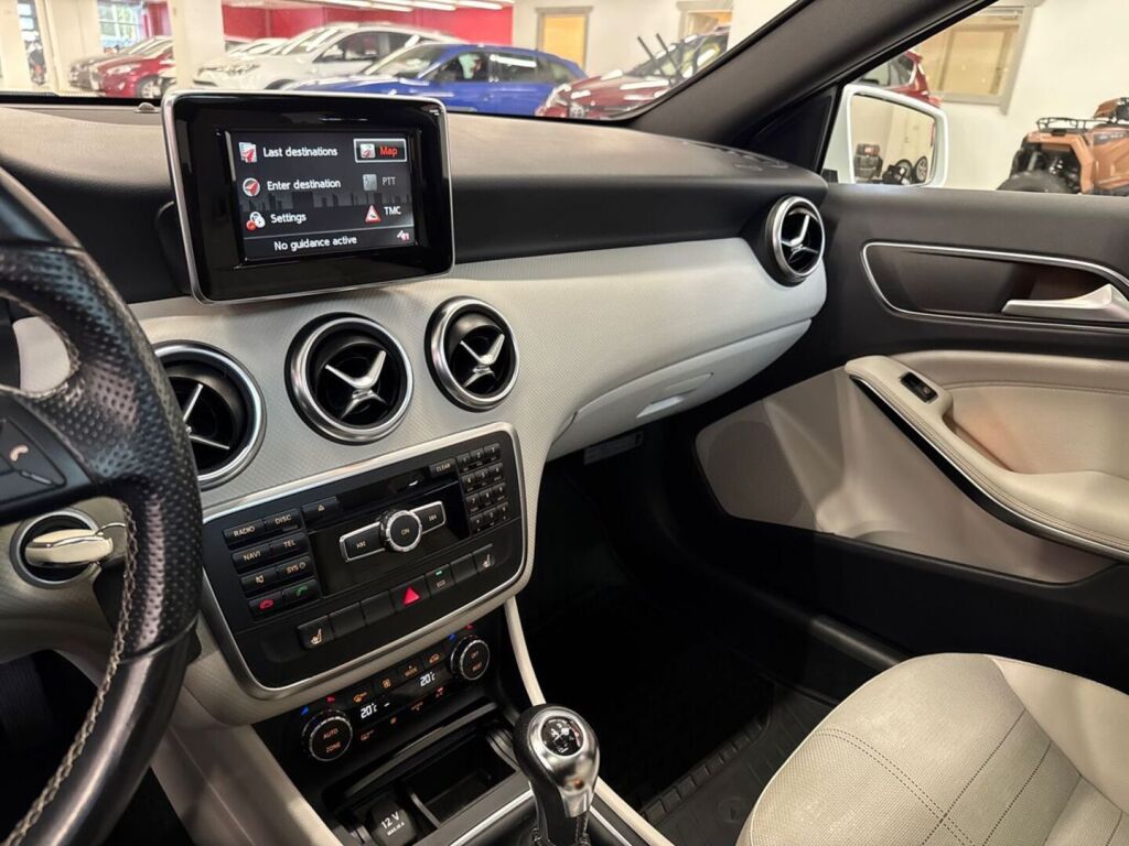 Mercedes-Benz A 2015 Valkoinen