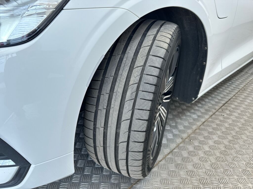 Volvo V60 2019 Valkoinen