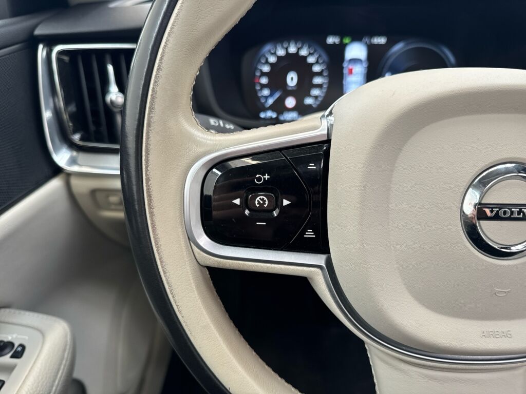 Volvo V60 2019 Valkoinen