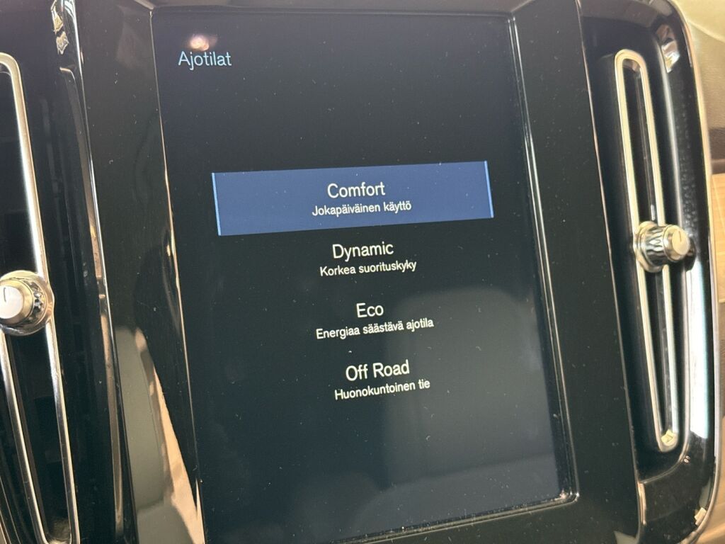 Volvo XC40 2019 Musta