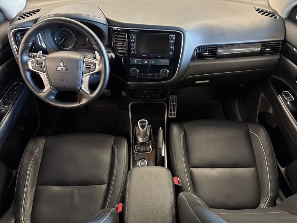 Mitsubishi Outlander PHEV 2016 Punainen
