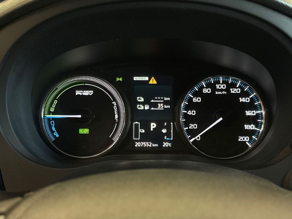 Mitsubishi Outlander PHEV 2016 Punainen