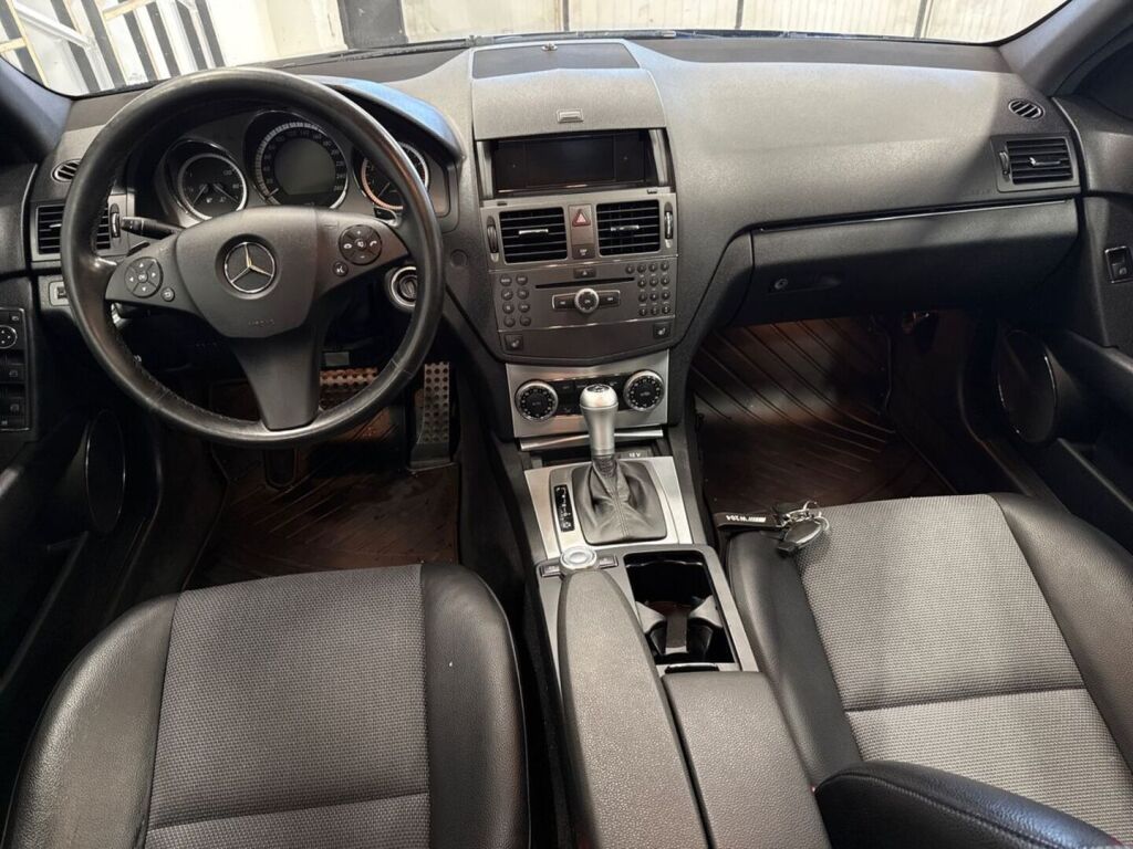 Mercedes-Benz C 2010 Musta