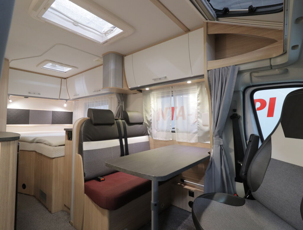 Sunlight T 58 2021 Musta