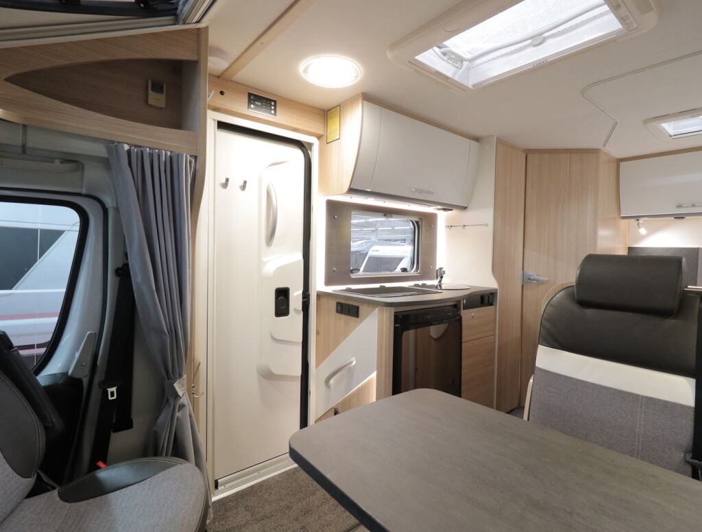 Sunlight T 58 2021 Musta