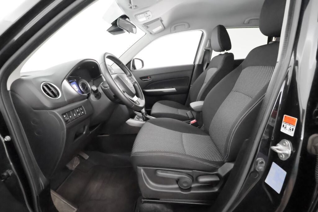 Suzuki Vitara 2020 Musta